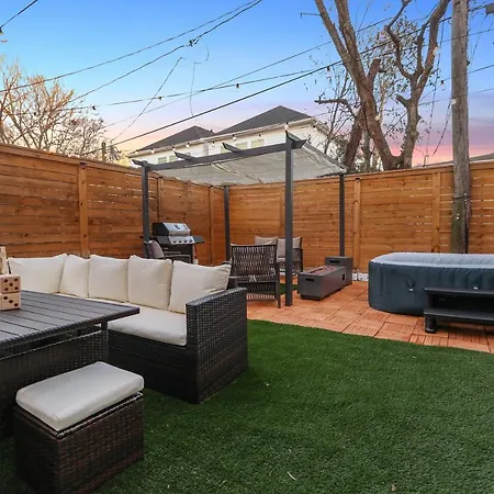 Hot Tub Hotspot - Backyard, Movie Room - Nrg